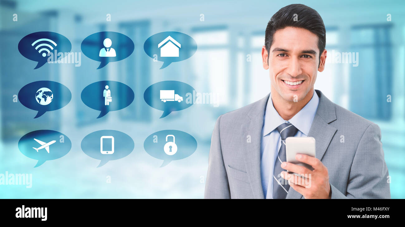 Immagine composita di imprenditore utilizzando il telefono cellulare con i colleghi dietro Foto Stock