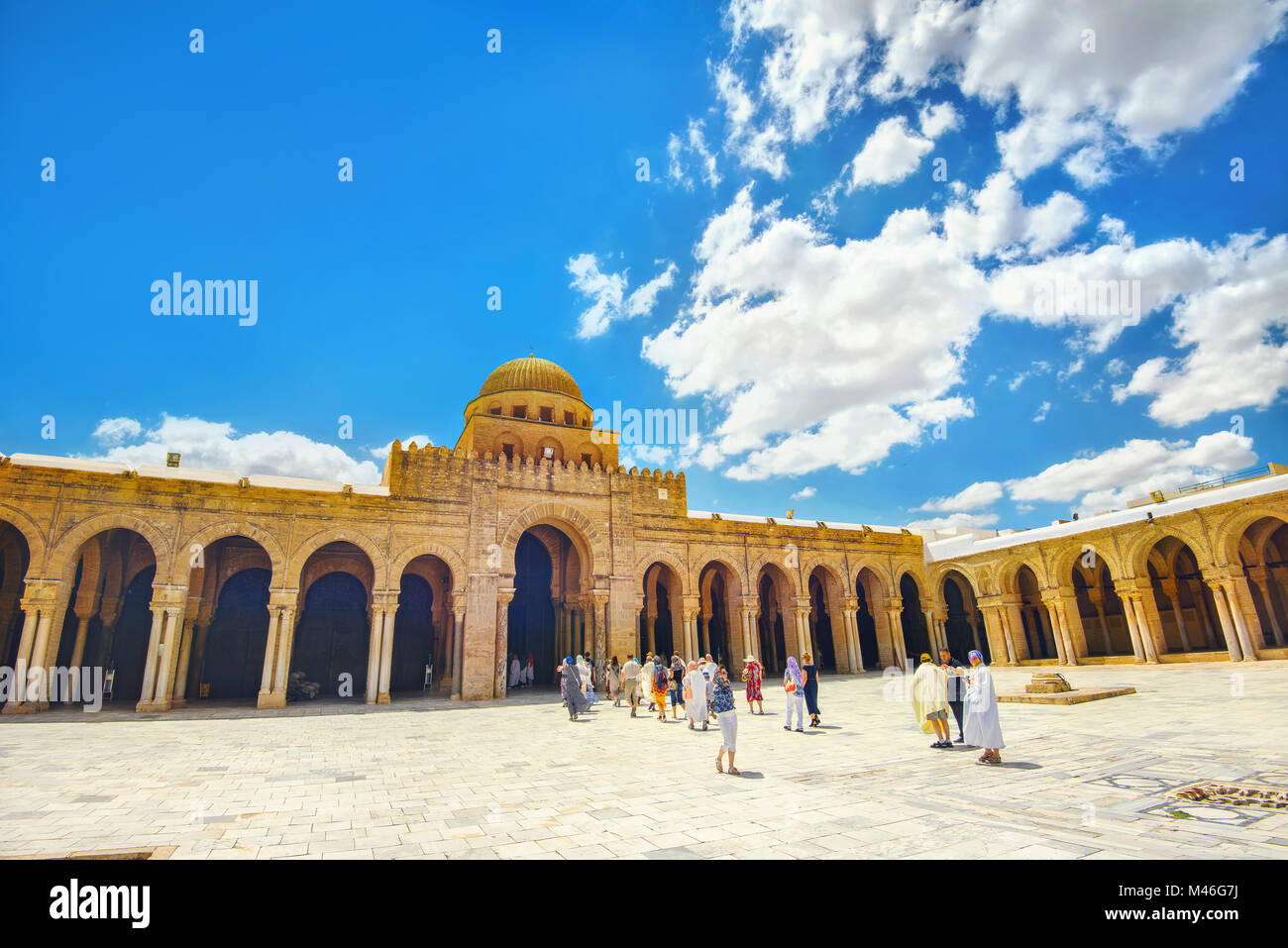 Gruppo turistico sightseeing della Grande Moschea (Sidi Oqba) di Kairouan, l'Islam la città sacra. Kairouan, Tunisia, Nord Africa Foto Stock