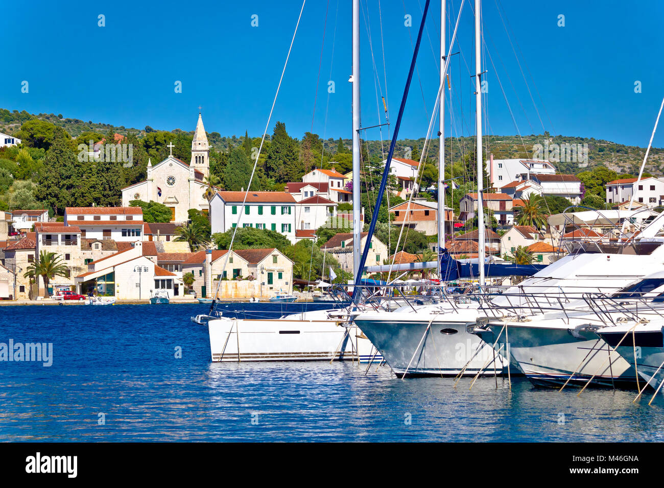 Rogoznica velieri nel porto e architettura waterfront Foto Stock
