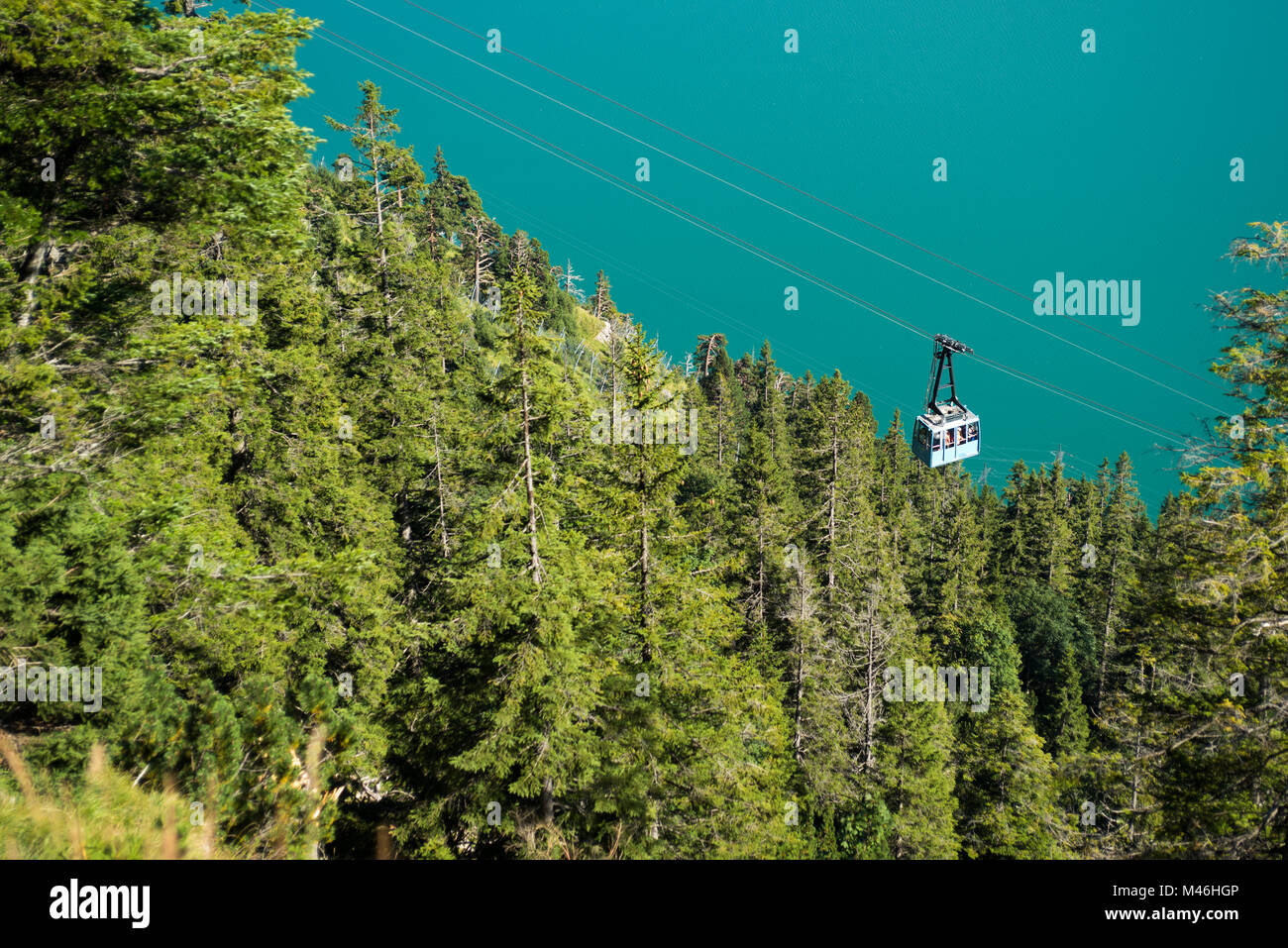 Carrello funicolare al di sopra di foresta contro le acque turchesi Foto Stock