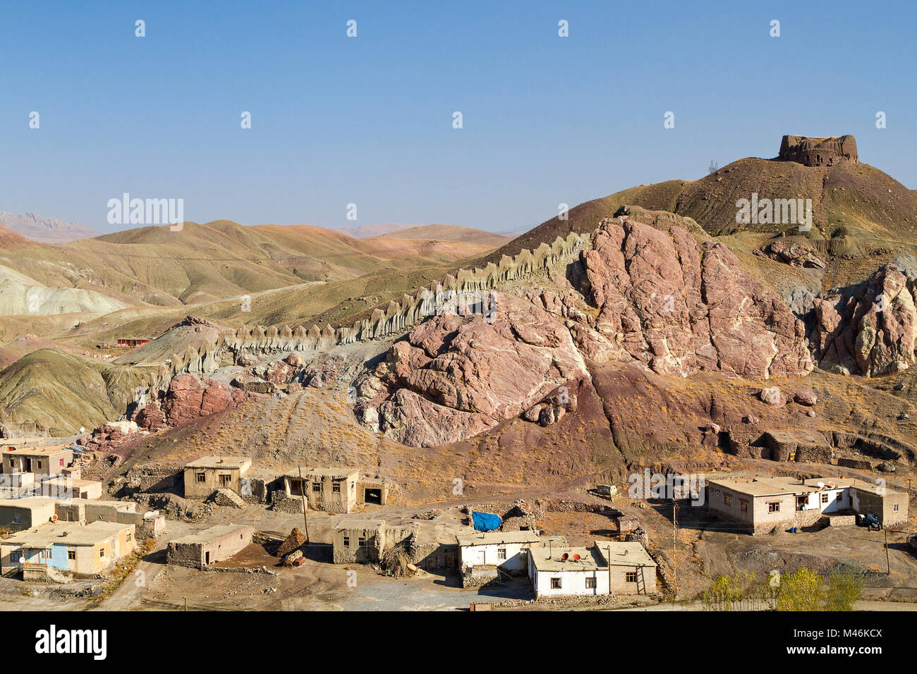 Villaggio con le mura della città vecchia in Hosap, provincia di Van, Turchia orientale.van Foto Stock