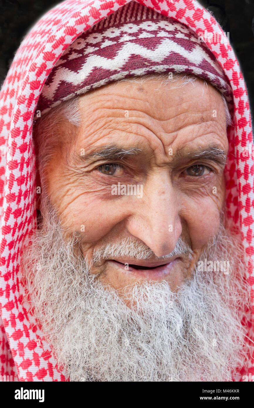Ritratto di un uomo anziano nei locali di acconciatura, in Sanliurfa, Turchia. Foto Stock