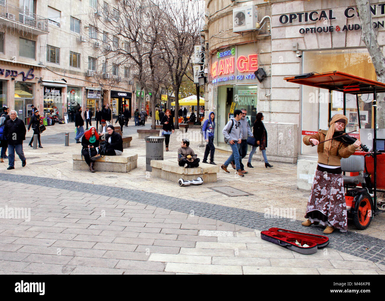 La donna suona il violino in strada immagini e fotografie stock ad alta