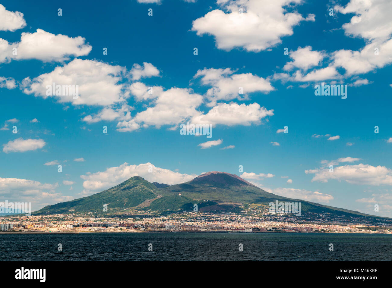 L'Italia, Campania, Provincia di Napoli, Napoli.Napoli e il Vesuvio. Foto Stock