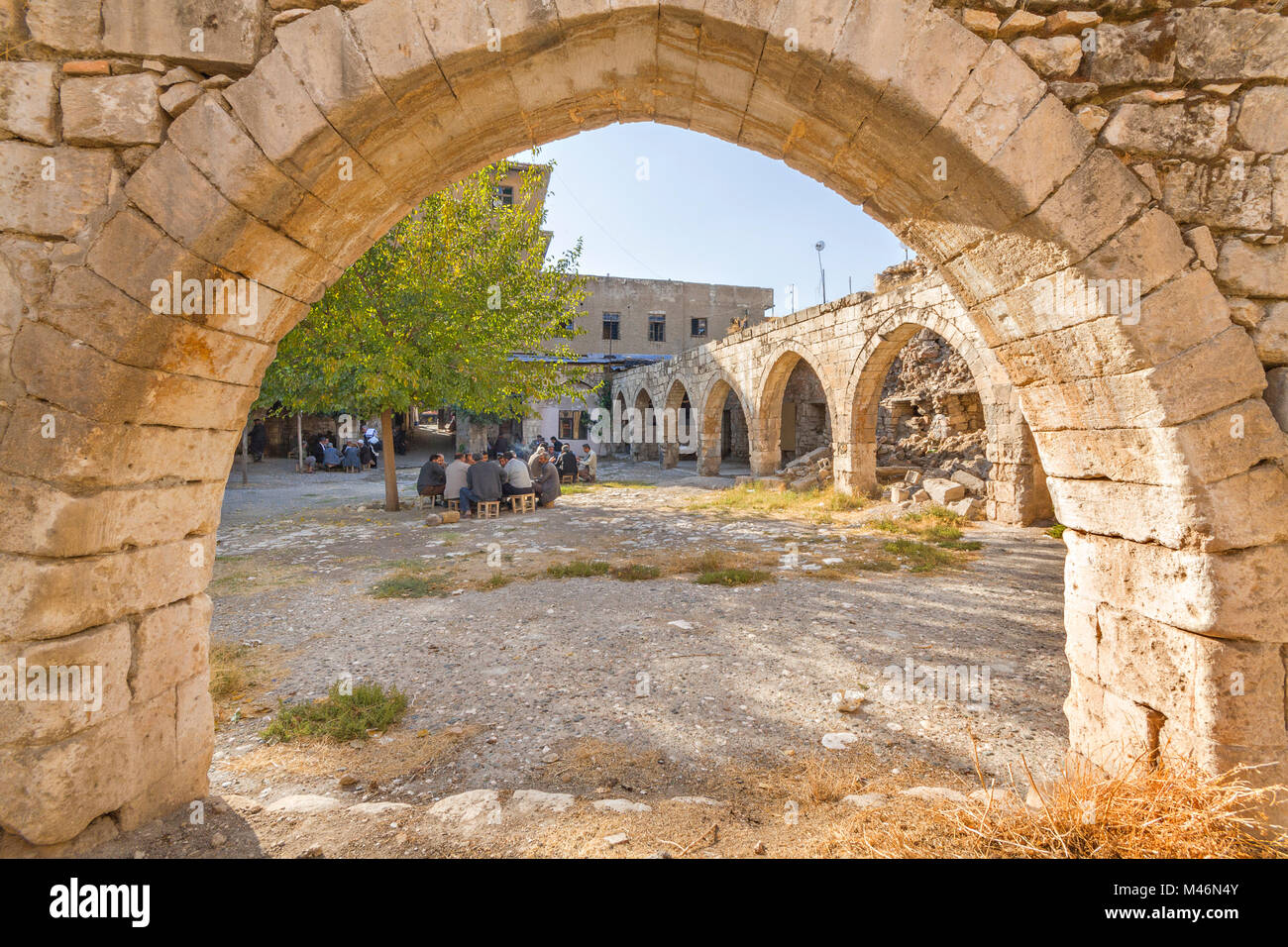 Gli uomini locali, nelle rovine di un caravanserai, in Adiyaman, Turchia. Foto Stock