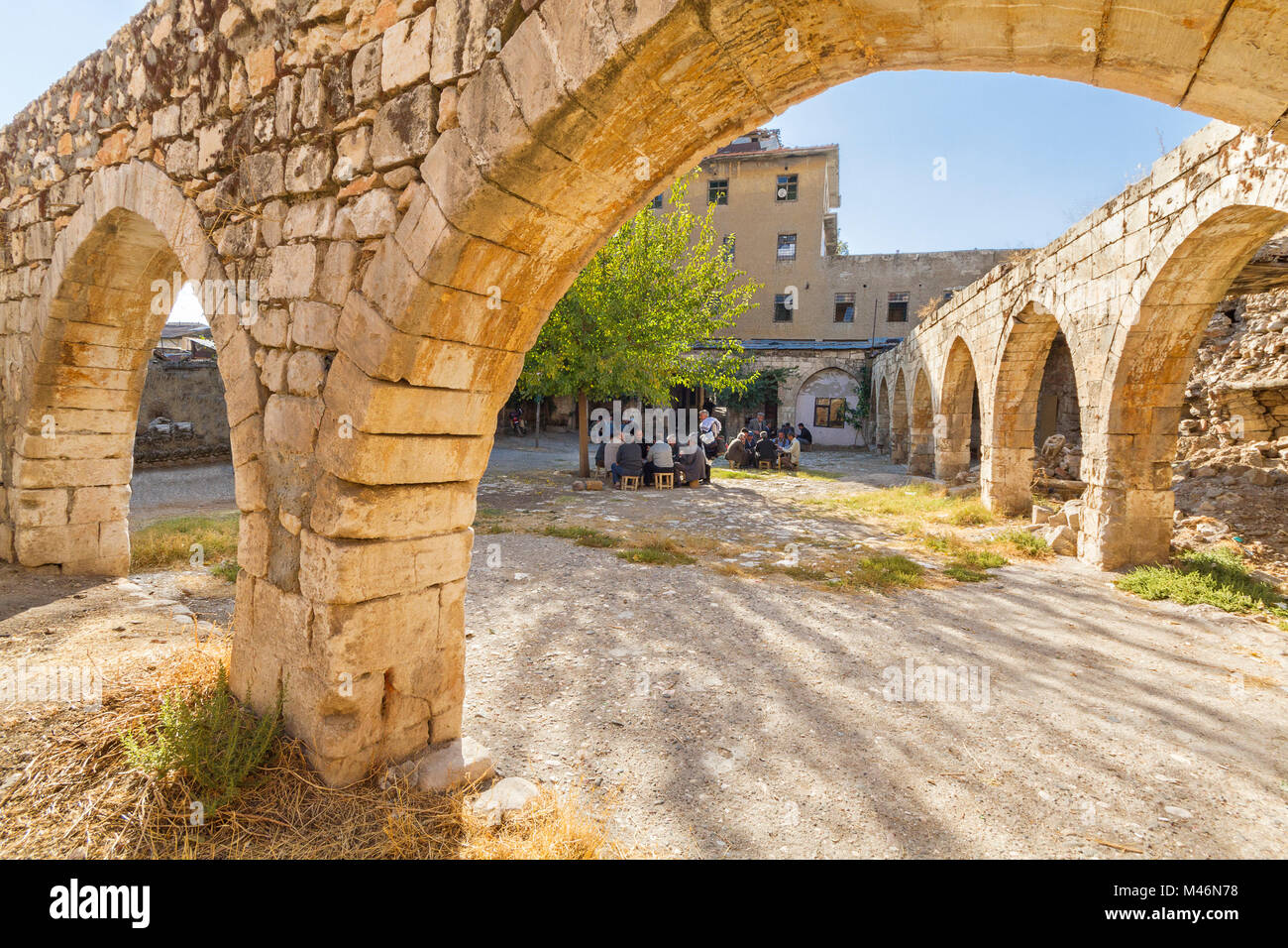Gli uomini locali, nelle rovine di un caravanserai, in Adiyaman, Turchia. Foto Stock