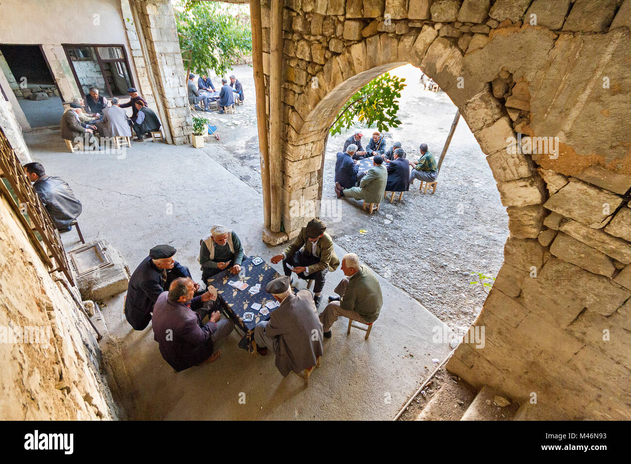 Uomini locali che giocano le carte, nelle rovine di un caravanserai, ad Adiyaman, Turchia. Foto Stock