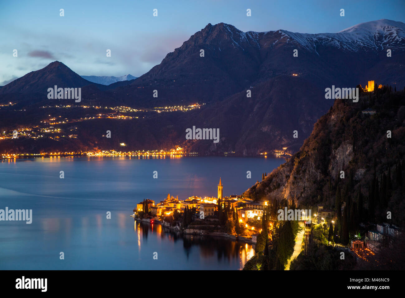 Paesaggio di Varenna e il Lago di Como. Varenna, il lago di Como e provincia di Lecco, Lombardia, Italia, Europa Foto Stock