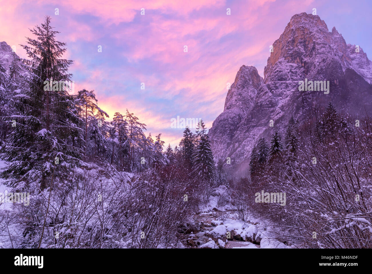 San Lucano valle, il fiume Tegnas e Pale di San Lucano montagna in inverno al tramonto, Taibon Agordino, Belluno, Veneto, Italia Foto Stock