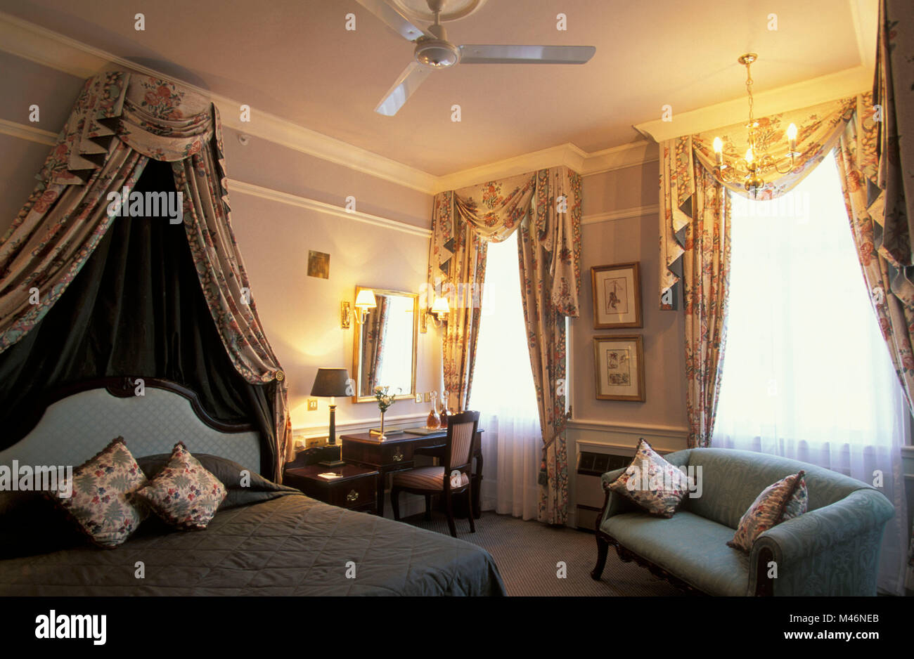 Lo Zimbabwe. Victoria Falls. I turisti. Victoria Falls Hotel. Camera da letto. Interno. Foto Stock