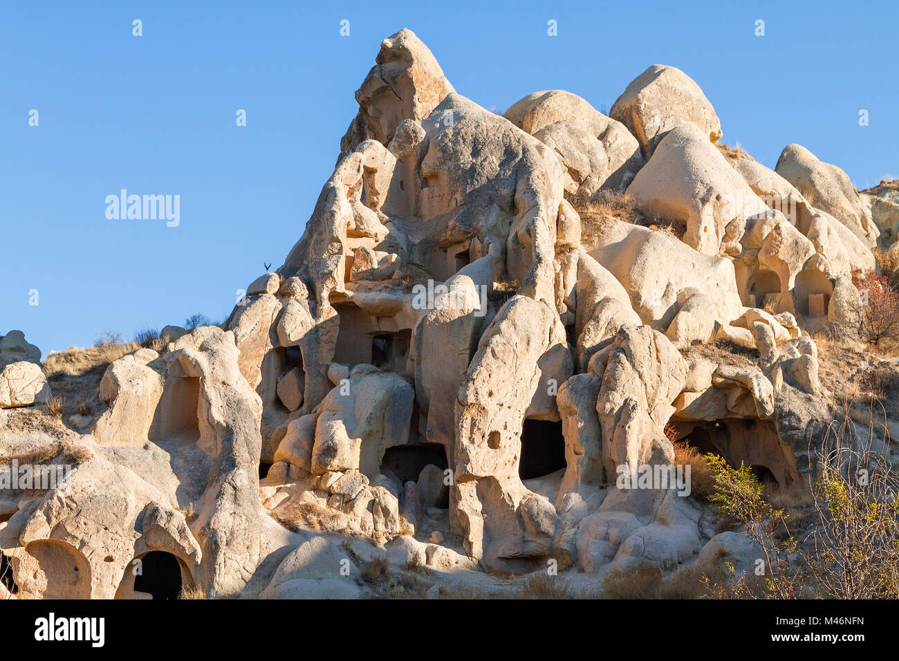 Le formazioni rocciose e insediamenti rupestri in Cappadocia, Turchia. Foto Stock