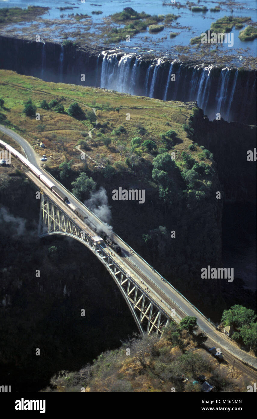 Lo Zimbabwe. Vicino a Victoria Falls. La Victoria Falls. Treno a vapore sul ponte Zambezi. Antenna. Unesco World Heritage Site. Foto Stock