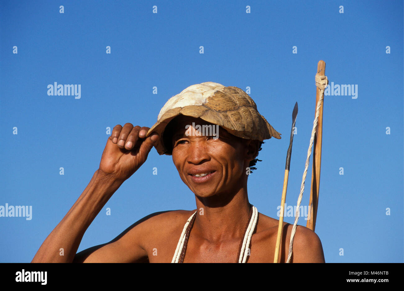 La Namibia. Deserto Kalahari. Vicino a Keetmanshoop. Bushman, il modo tradizionale di caccia. Hat è guscio di tartaruga. Foto Stock