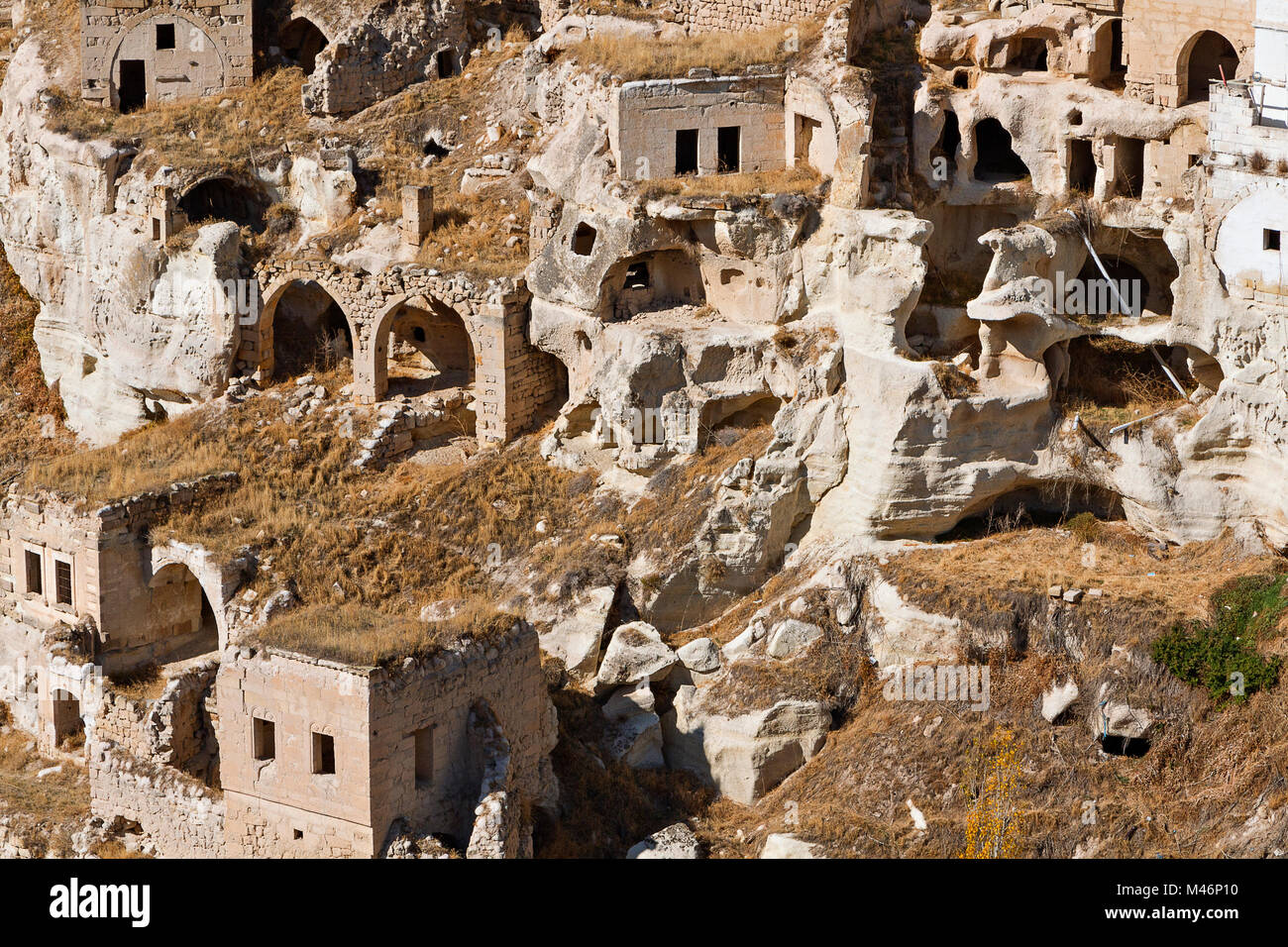 Vecchie case abbandonate e abitazioni rupestri in Cappadocia, Turchia. Foto Stock