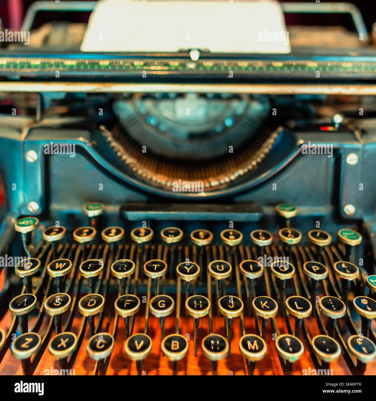 Antiquariato, metallo, nastri inchiostratori per macchine da scrivere con un foglio di carta bianco e i tasti di lettere e numeri Foto Stock