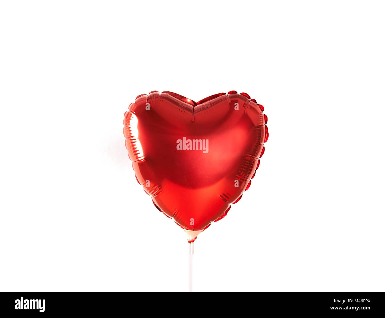 Cuore rosso sul palloncino ultra violet sfondo. Foto Stock