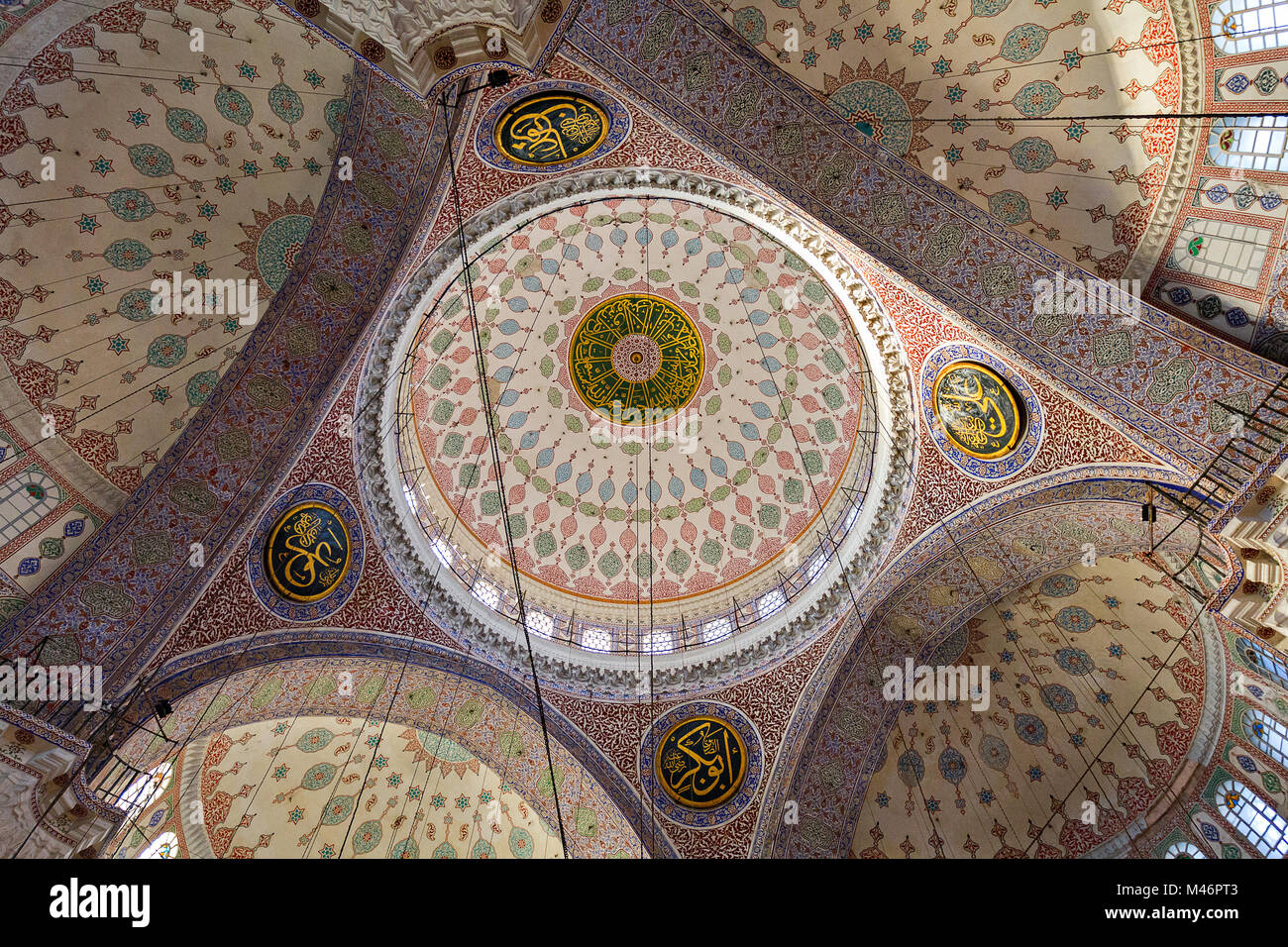 Vista sulle cupole della moschea di nuovo dall'interno, noto anche come Yeni Cami, ad Istanbul in Turchia. Foto Stock