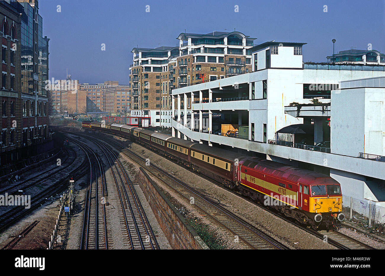 Una coppia di classe 47 locomotive diesel numeri 47787 e 47744 superiore e un recupero Northern Belle funzionante a Cromwell Road a ovest di Londra il 22 febbraio 2003. Foto Stock Una coppia di classe 47 locomotive diesel numeri 47787 e 47744 superiore e un recupero Northern Belle funzionante a Cromwell Road a ovest di Londra il 22 febbraio 2003. Foto Stock