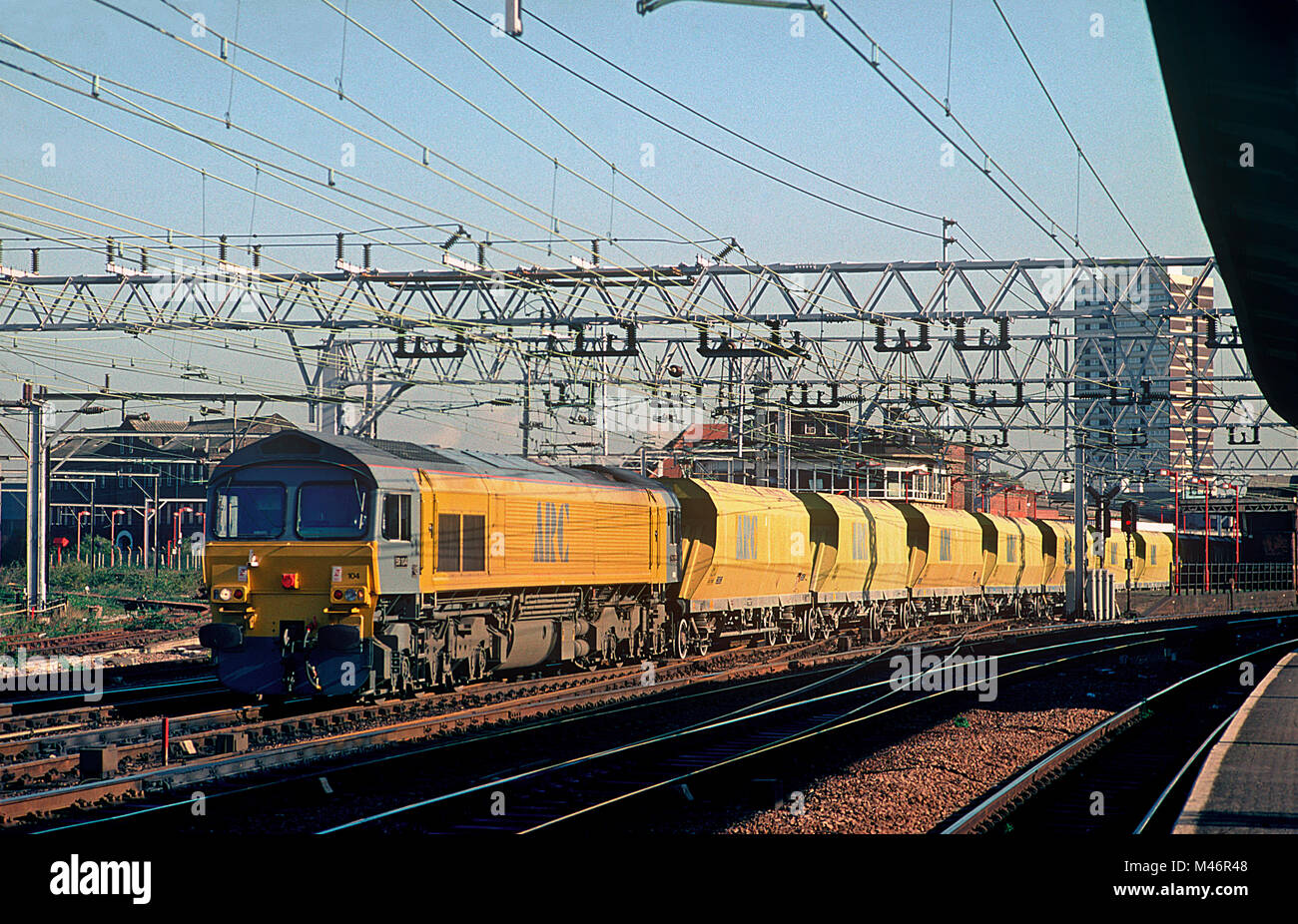 Un arco di proprietà Classe 59 locomotiva diesel numero 59104 'villaggio di grande Elm' tira un rastrello di arco vuoto GAI carri tramoggia a Stratford. Il 4 ottobre 1993. Foto Stock