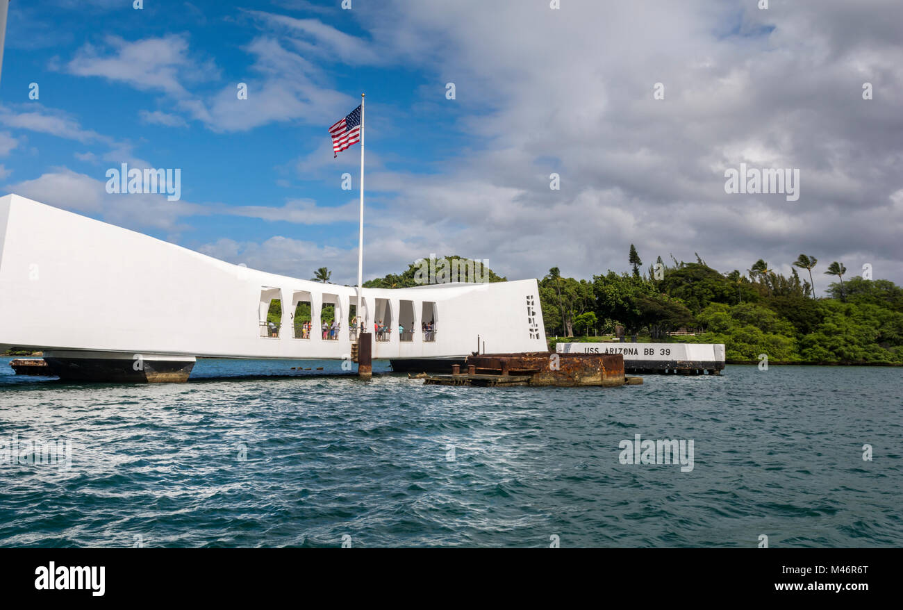 USS Arizona Memorial USS Arizona BB 39 cemento banchina di ormeggio e la torretta mitragliatrice #3 a guerra mondiale II Valor nell area del Pacifico a Pearl Harbor, Oahu, Hawaii, Stati Uniti d'America. Foto Stock