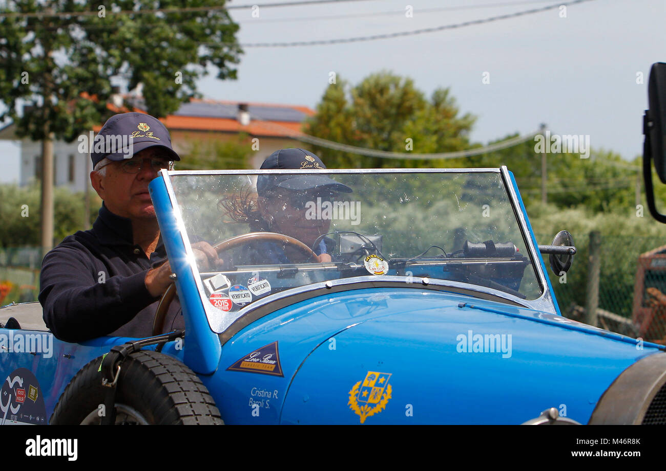 Sant Ermete, Italia. 19th, maggio 2017. Equipaggio composto da Riccardo Cristina e Sabrina Baroli da Italia con il loro modello auto Bugatti 40 1927, corre Foto Stock