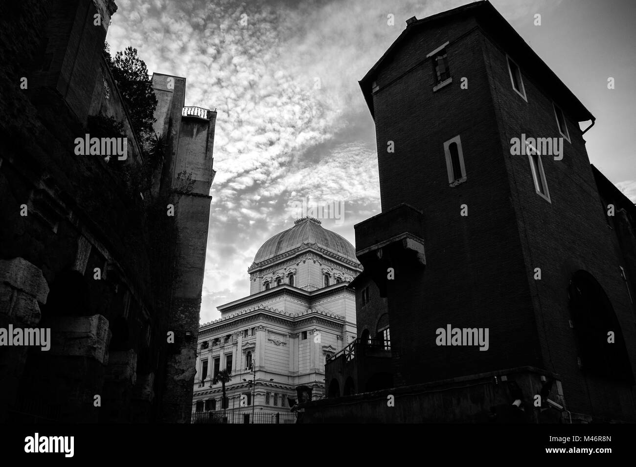 Roma, Italia: La Sinagoga di Roma spicca tra i palazzi dei quartieri ebraici di Roma. Foto Stock