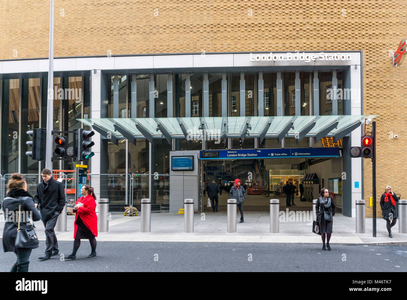 Tooley Street entrata alla stazione di London Bridge. Foto Stock