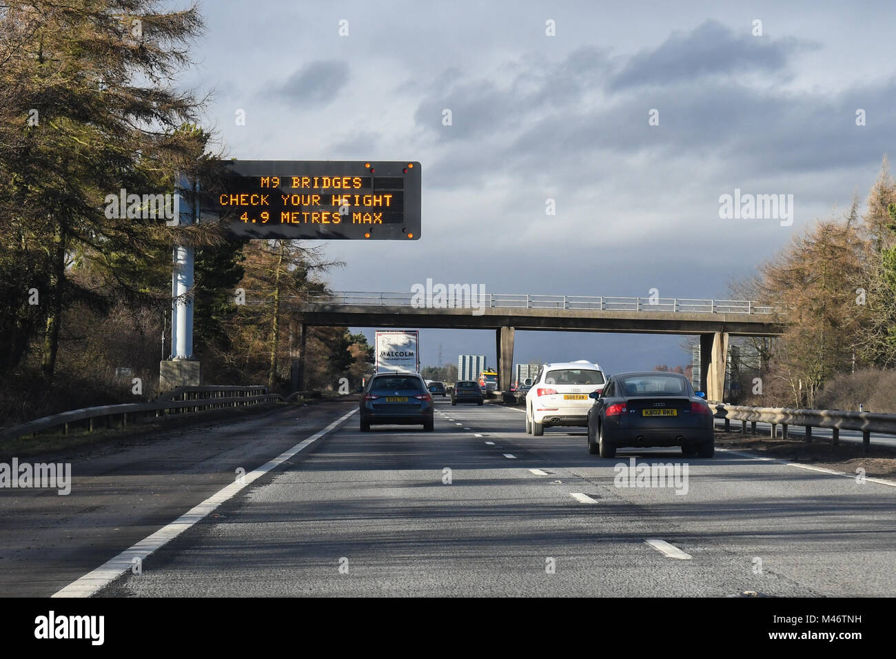 Ponte autostradale altezza segno di avvertimento sulla M9 motorway, Scotland, Regno Unito Foto Stock