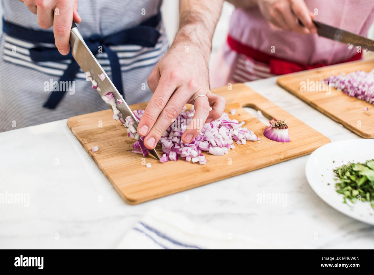 Abilità di trinciatura in cucina. Foto Stock