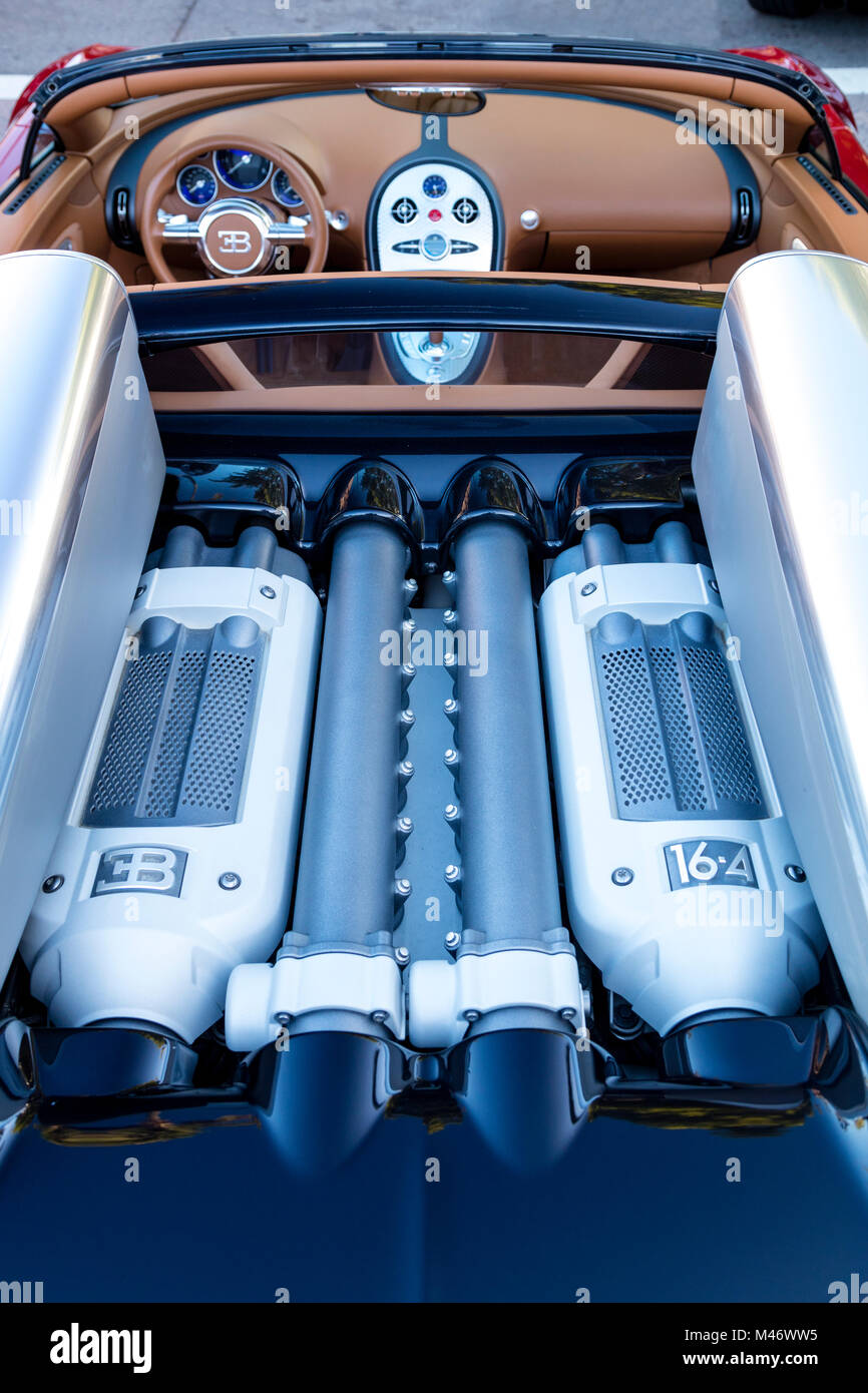 2012 Bugatti Veyron Grandsport 16:4 (a $2,000,000 prezzo di etichetta) sul display al 'automobili su 5th' autoshow, Naples, Florida, Stati Uniti d'America Foto Stock
