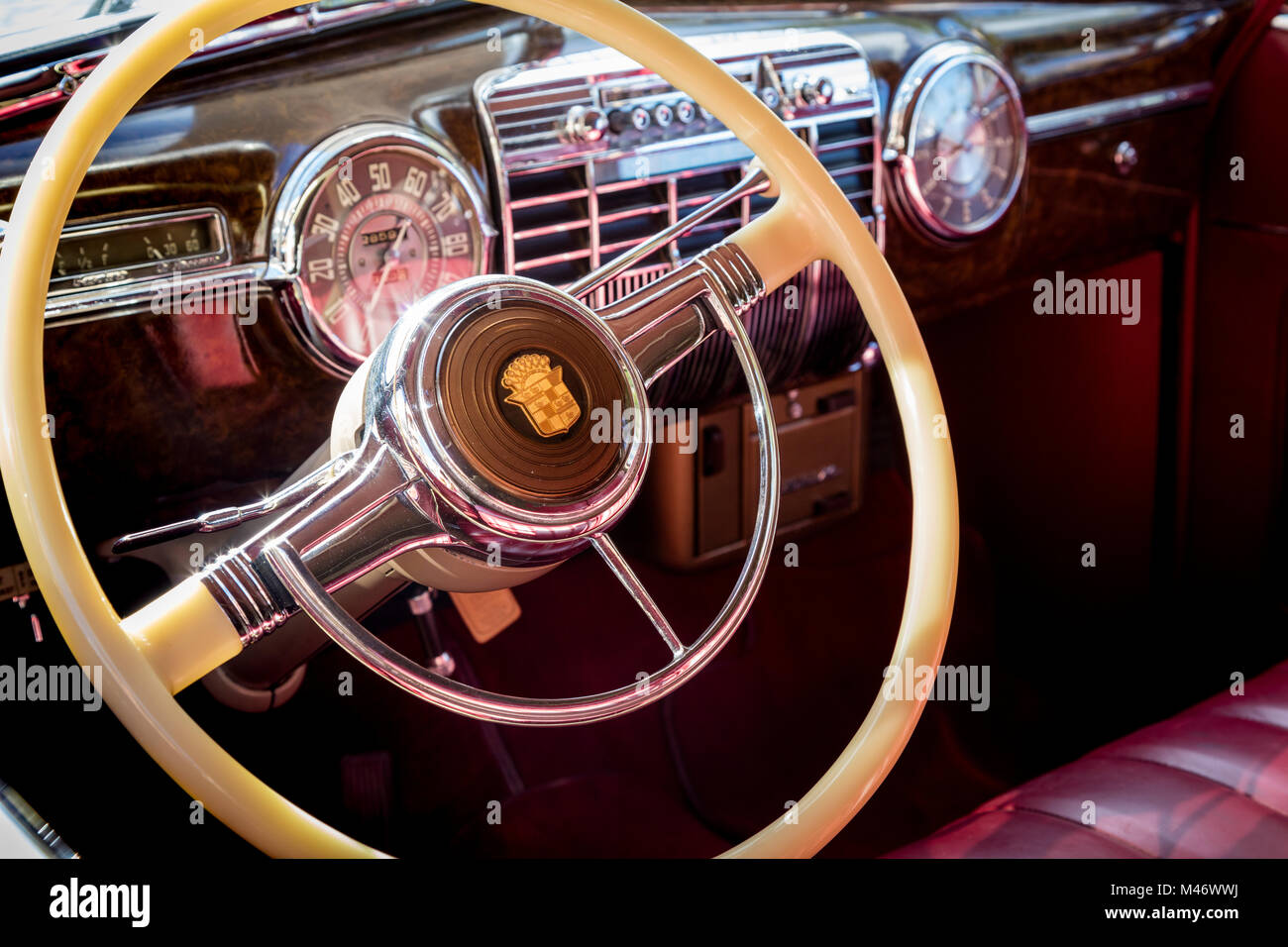 Cruscotto anteriore e al volante di una Cadillac 1941 sul display a 'automobili su 5th' autoshow, Naples, Florida, Stati Uniti d'America Foto Stock