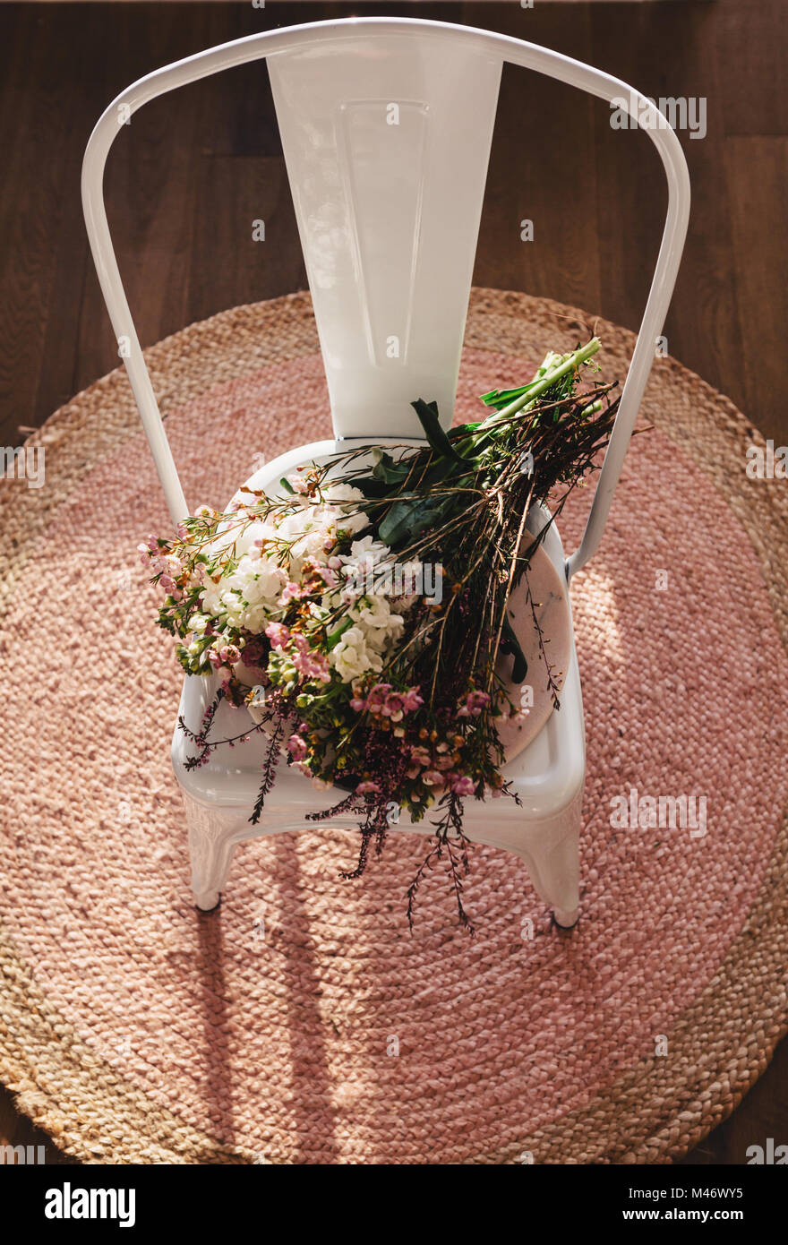 Meraviglioso mazzo di nativi fiori recisi su una sedia bianca e rosa tappeto da sopra Foto Stock