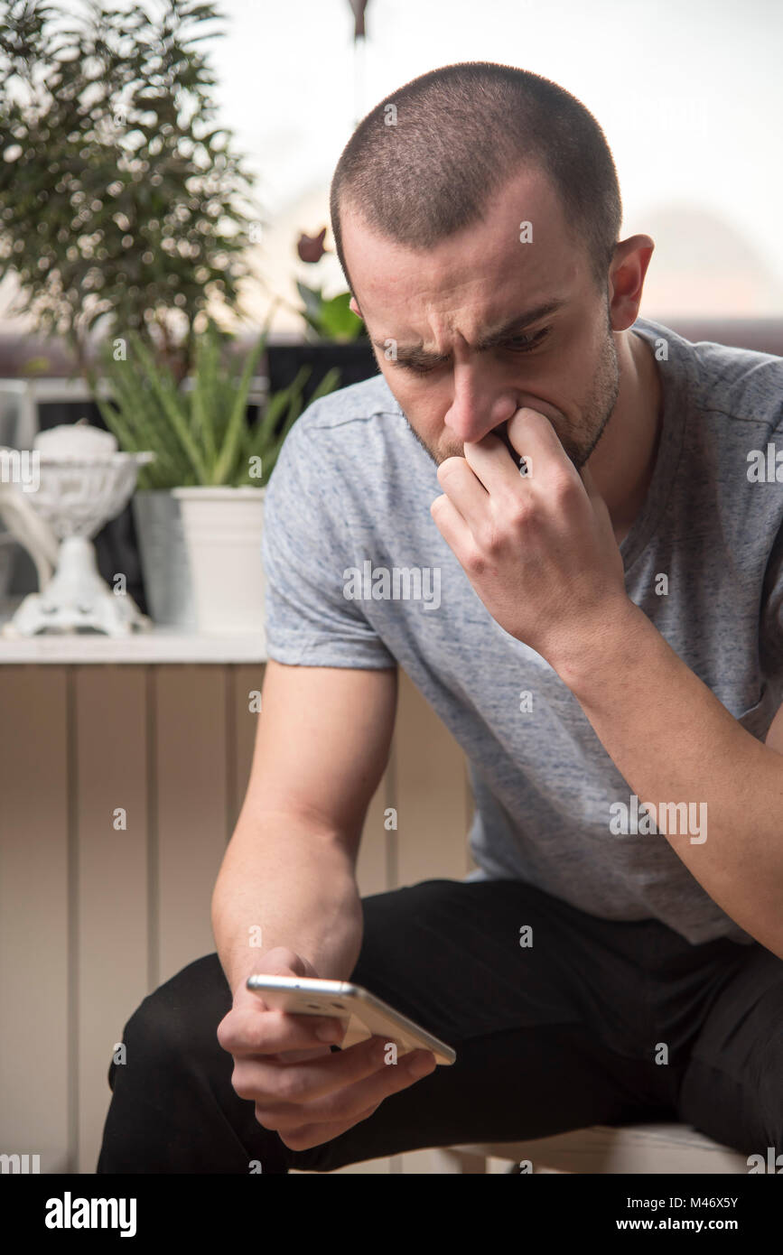 Le insicurezze e le preoccupazioni di un giovane uomo Foto Stock