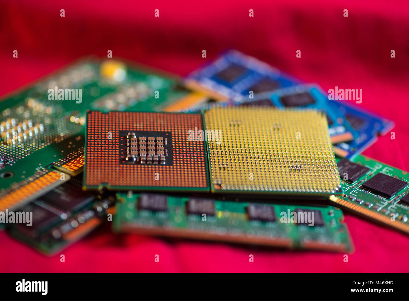 Due diversi tipi di cpu su pile di schede di memoria. Foto Stock