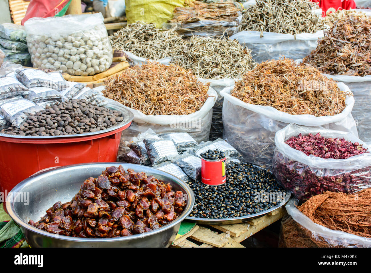 Gli alimenti tradizionali shop a Shwe serie Taw pagoda festival, Myanmar, Feb-2018 Foto Stock