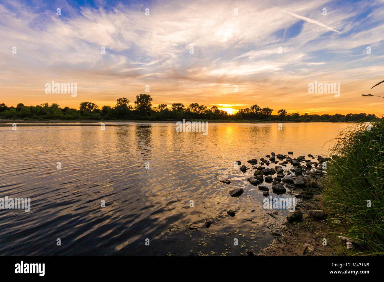 Tramonto sul fiume Loira presso La Charité-sur-Loire, Francia centrale Foto Stock