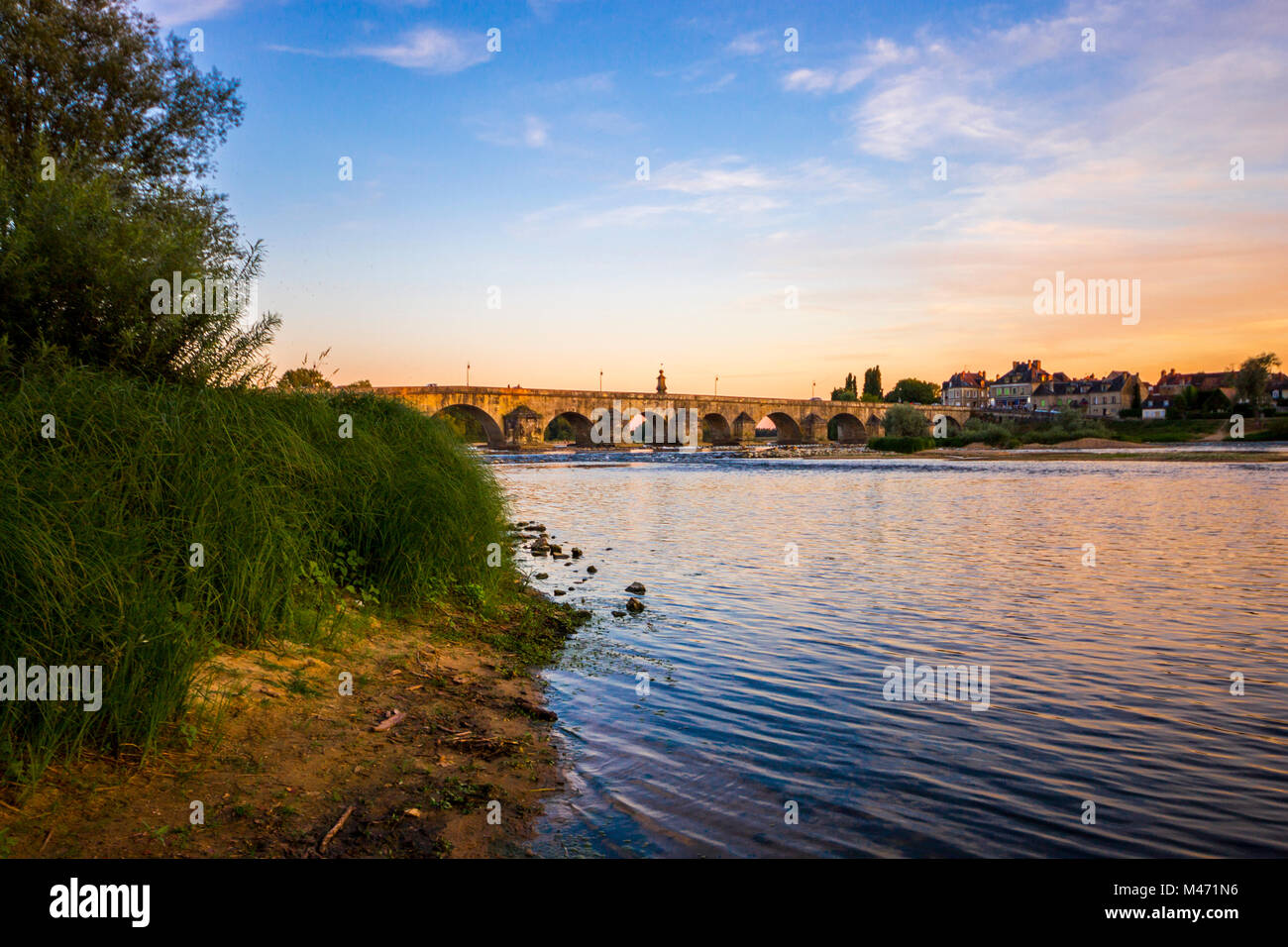 Tramonto sul fiume Loira presso La Charité-sur-Loire, Francia centrale, con il Pont La Loire ponte in background Foto Stock