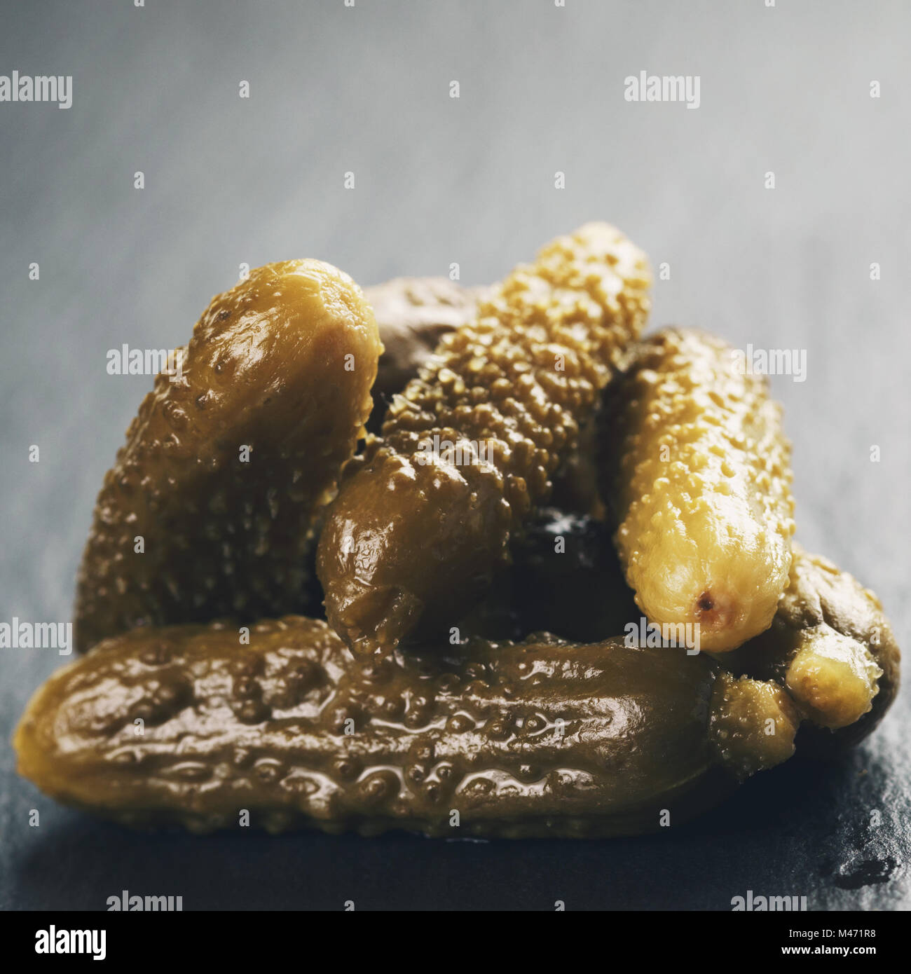 Cornichons marinato sulla scheda di ardesia Foto Stock