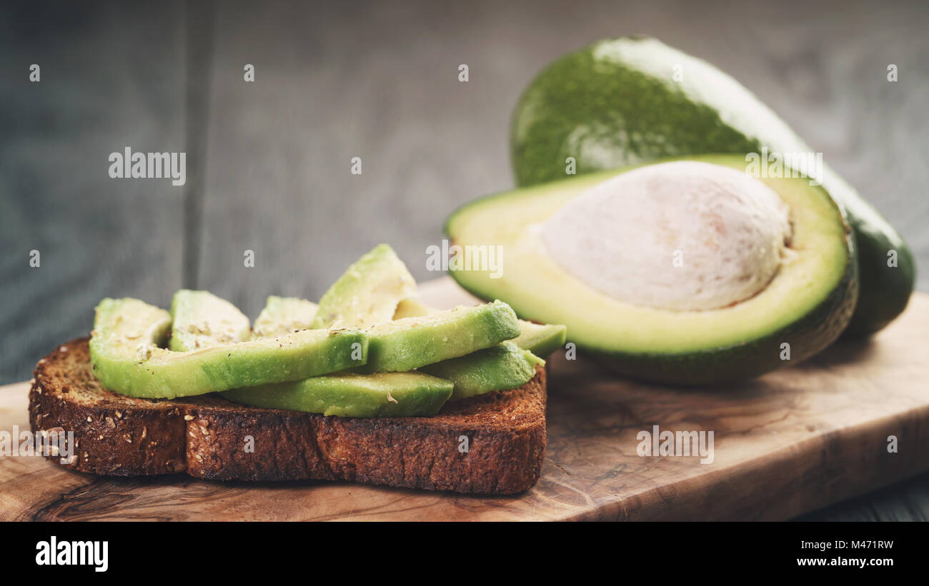 Aprire panini con avocado e spezie Foto Stock
