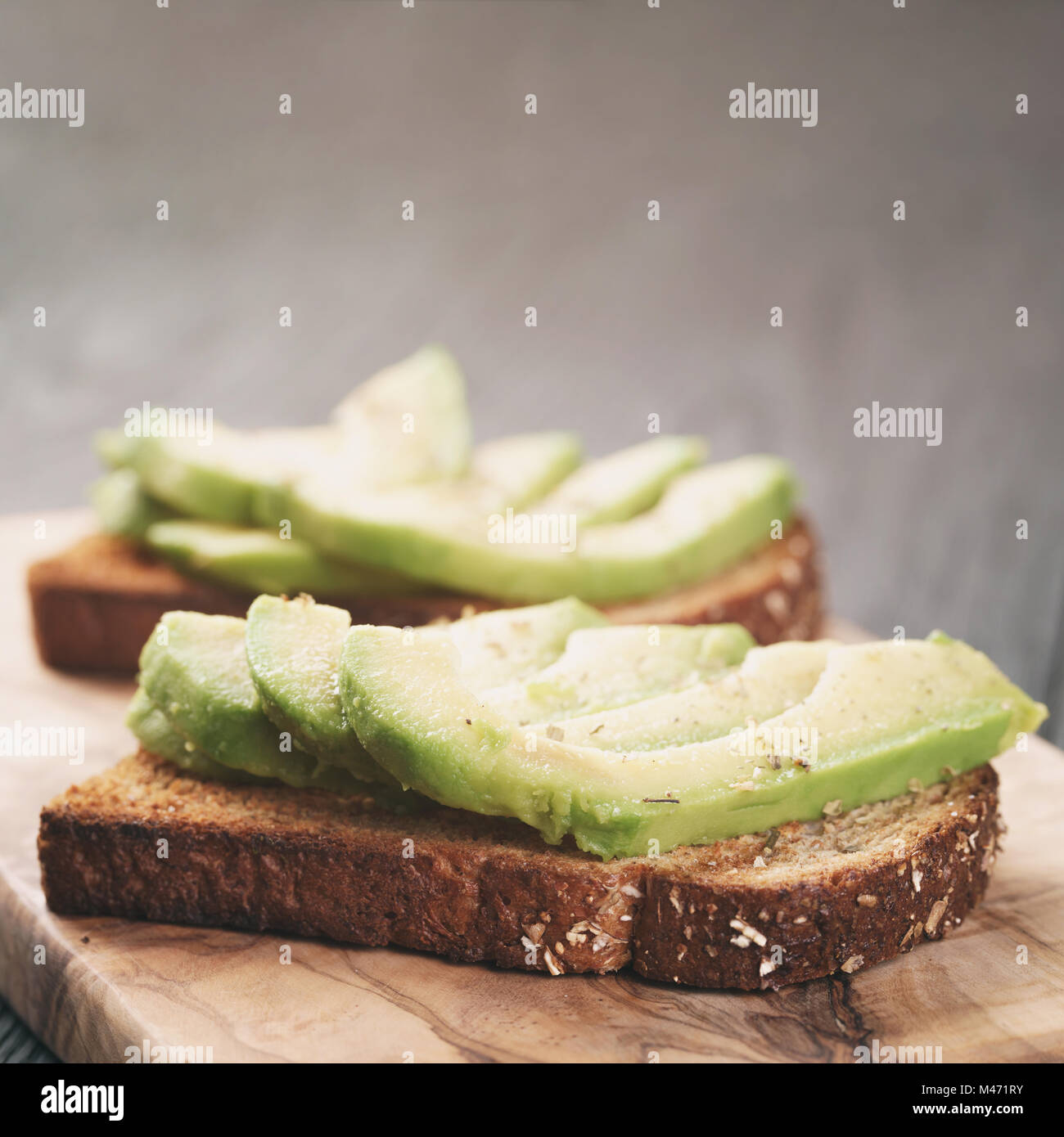 Aprire panini con avocado e spezie Foto Stock