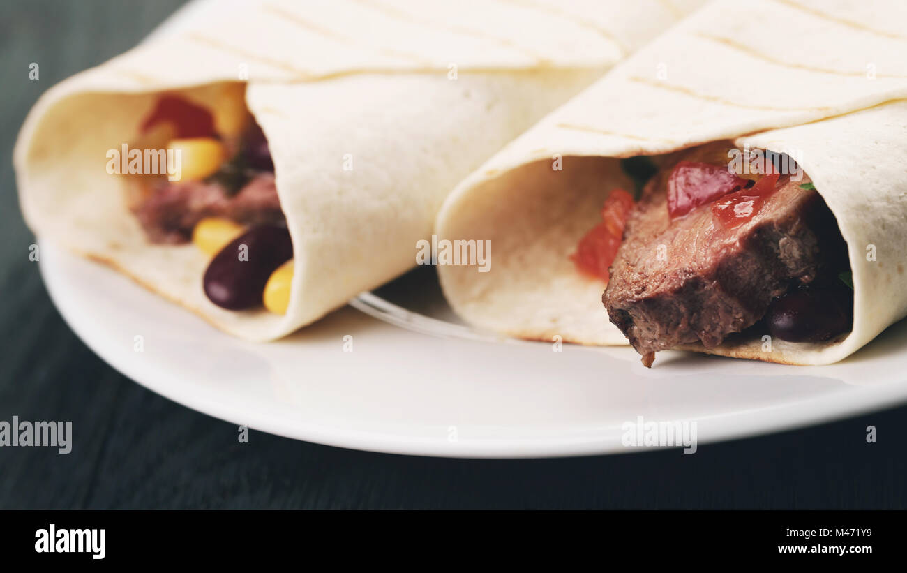 Burrito con carne di manzo, mais, fagioli neri e salsa Foto Stock