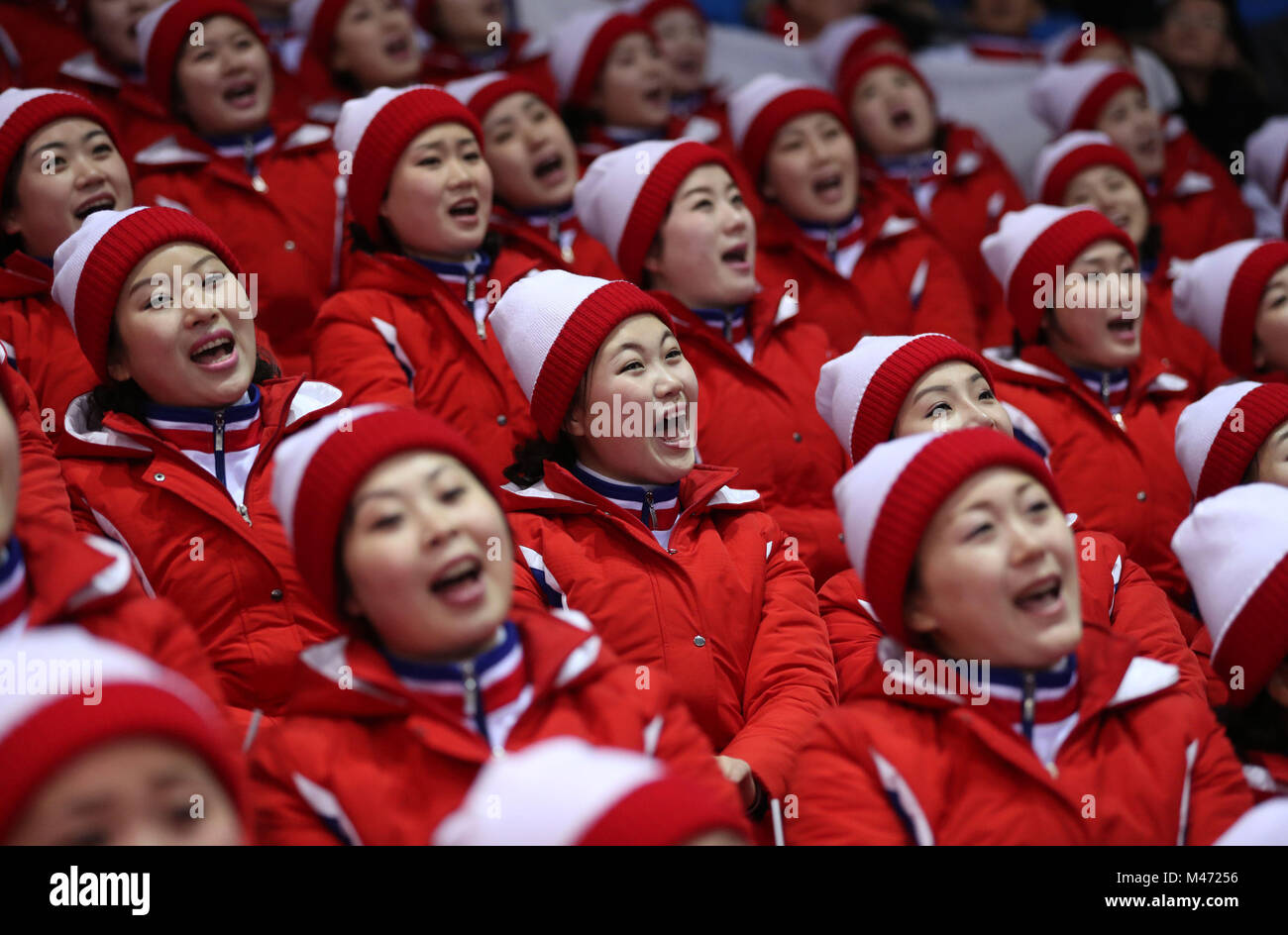 La Corea del Nord cheerleaders guarda le coppie pattinaggio gratuito di Pattinaggio di Figura durante l ultimo giorno sei del PyeongChang 2018 Giochi Olimpici Invernali in Corea del Sud. Foto Stock