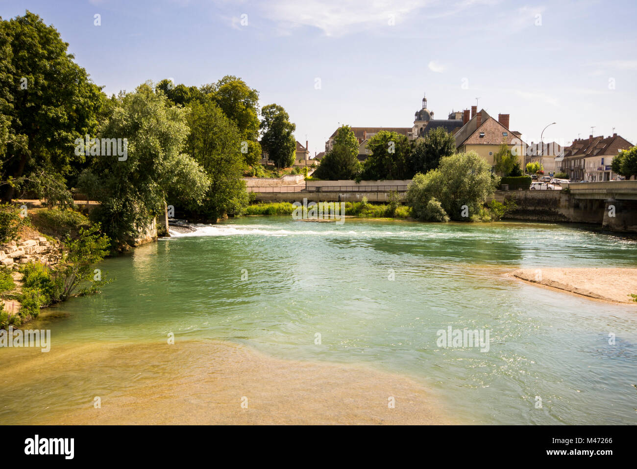 Il fiume Aube come fluisce attraverso Arcis-sur-Aube e l isola di Cherlieu, Grand Est, Francia Foto Stock