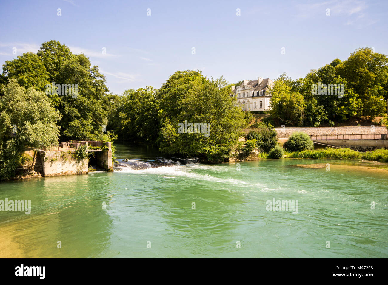 Il fiume Aube come fluisce attraverso Arcis-sur-Aube e l isola di Cherlieu, Grand Est, Francia Foto Stock