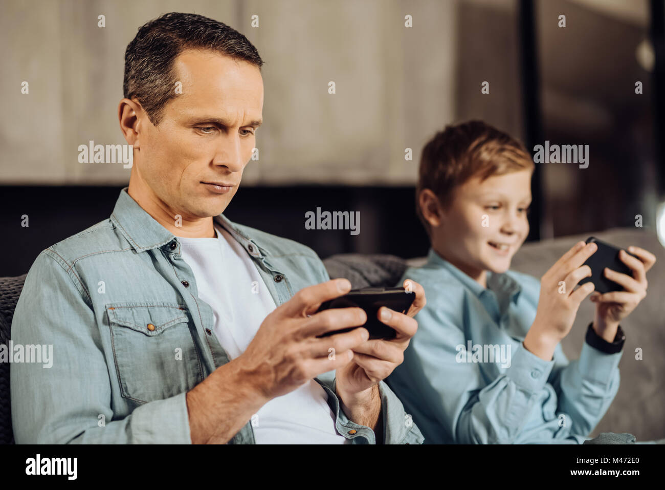 Padre e figlio essendo immerso nella riproduzione di giochi Foto Stock