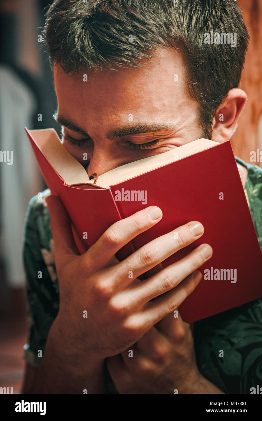 Giovane uomo ama leggere libri Foto Stock