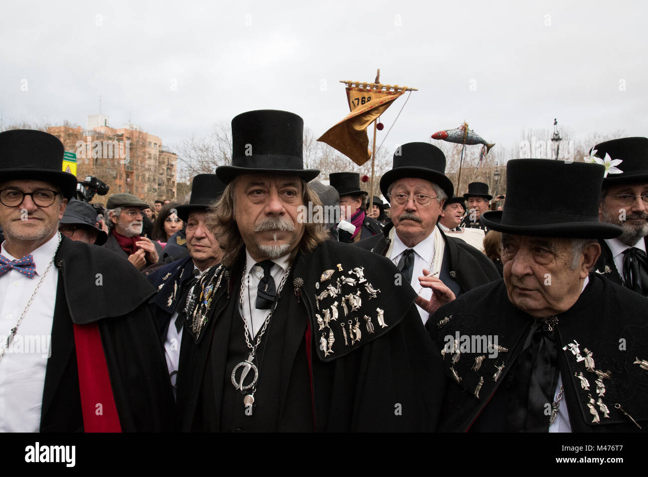 Madrid, Spagna. 14 Febbraio, 2018. Membri della confraternita de 'La alegre cofradia del entierro de la sardina' durante la parata del Funerale della sardina. © Valentin Sama-Rojo/Alamy Live News. Foto Stock