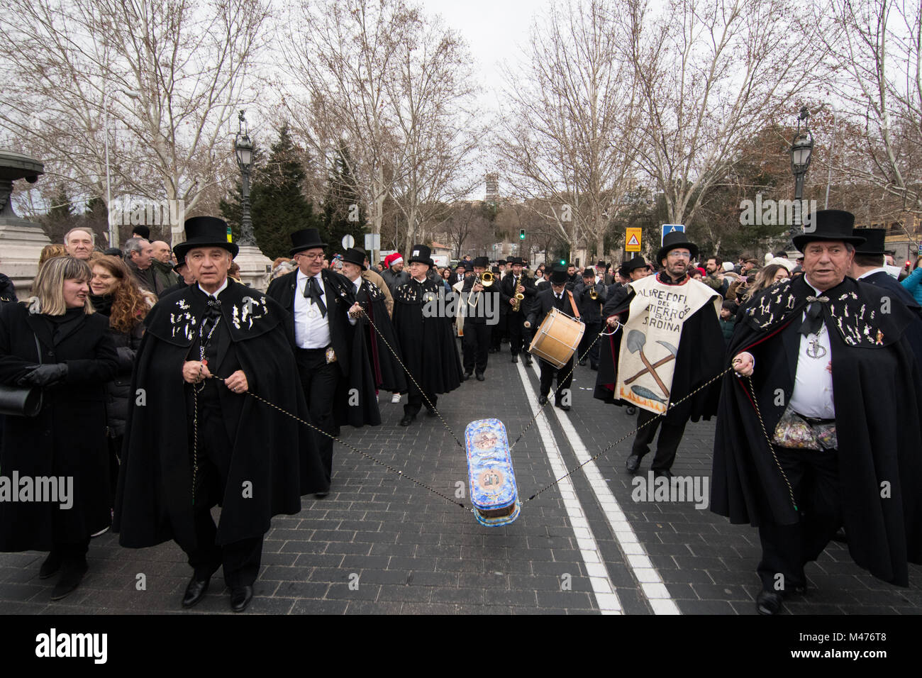 Madrid, Spagna. 14 Febbraio, 2018. Membri della confraternita de 'La alegre cofradia del entierro de la sardina' che portano la bara della sardina durante la parata del Funerale della sardina. © Valentin Sama-Rojo/Alamy Live News. Foto Stock