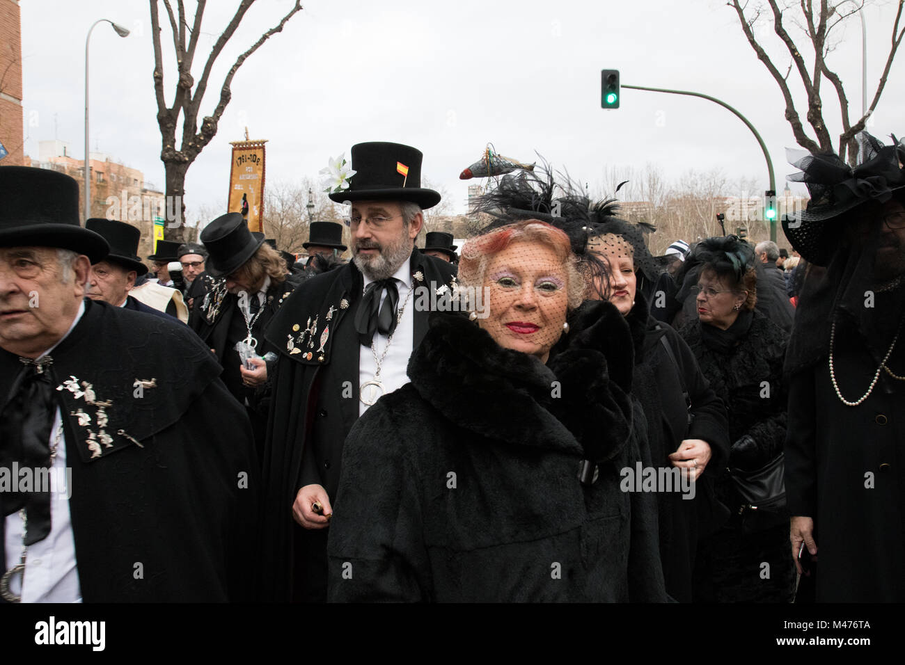 Madrid, Spagna. 14 Febbraio, 2018. Membri della confraternita "Castizos de Madrid e 'La alegre cofradia del entierro de la sardina' durante la parata del Funerale della sardina. © Valentin Sama-Rojo/Alamy Live News. Foto Stock