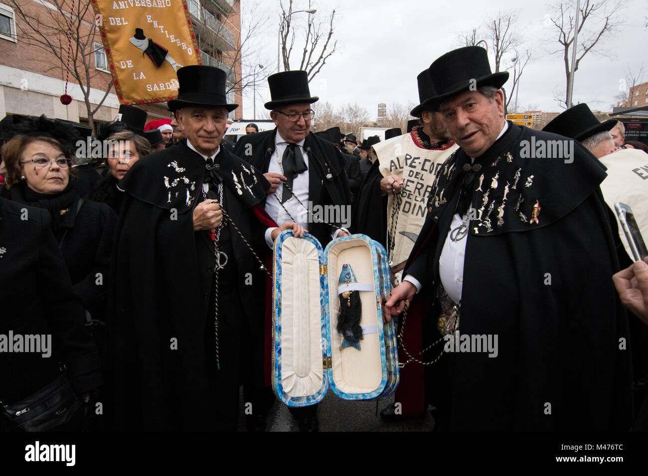 Madrid, Spagna. 14 Febbraio, 2018. Membri della confraternita de 'La alegre cofradia del entierro de la sardina' che mostra la sardina durante la parata del Funerale della sardina. © Valentin Sama-Rojo/Alamy Live News. Foto Stock